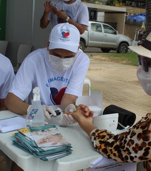 Uso Racional de Medicamentos: CRF/AL promove ações de saúde na praia da Ponta Verde