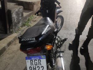 Criminoso furta motocicleta estacionada na frente da casa da vítima em Messias