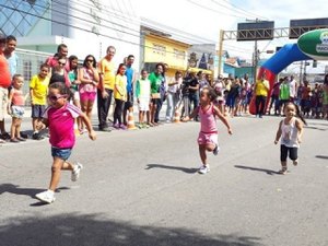 Crianças participam da Corrida Kids na Praça do Centenário