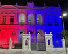 Palácio dos Martírios é iluminado nas cores das bandeiras de Alagoas e da França