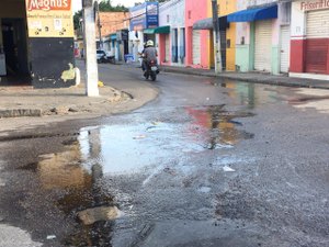 [Vídeo] Vazamento complica trânsito e gera desperdício de água em cruzamento de Arapiraca