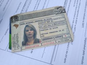 Suspeita de atropelar e matar irmãos se apresenta à polícia e é liberada