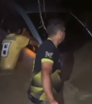 Moradores ficam ilhados após chuvas elevarem nível de riacho em Canapi