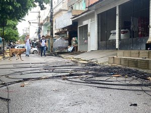 Curto-circuito provoca incêndio em fiação de poste em Maragogi