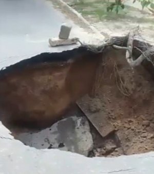 Cratera se abre e toma quase toda a rua perto da antiga Avenida Amélia Rosa, em Maceió