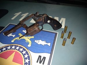 Após confusão, homem é preso ao efetuar disparo em Porto Real do Colégio