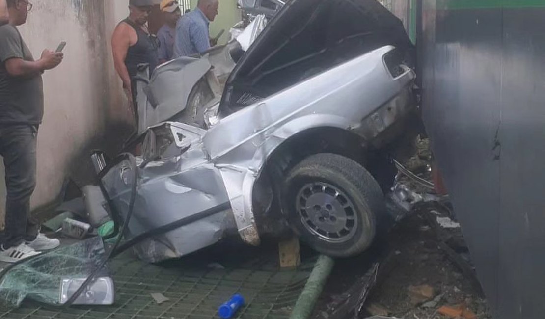 [Vídeo] Carro é esmagado após colidir contra trem perto da estação em Satuba