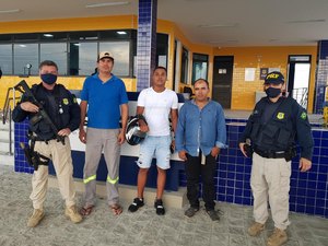 PRF em Alagoas ajuda a devolver carteira de motociclista perdida em Rio Largo