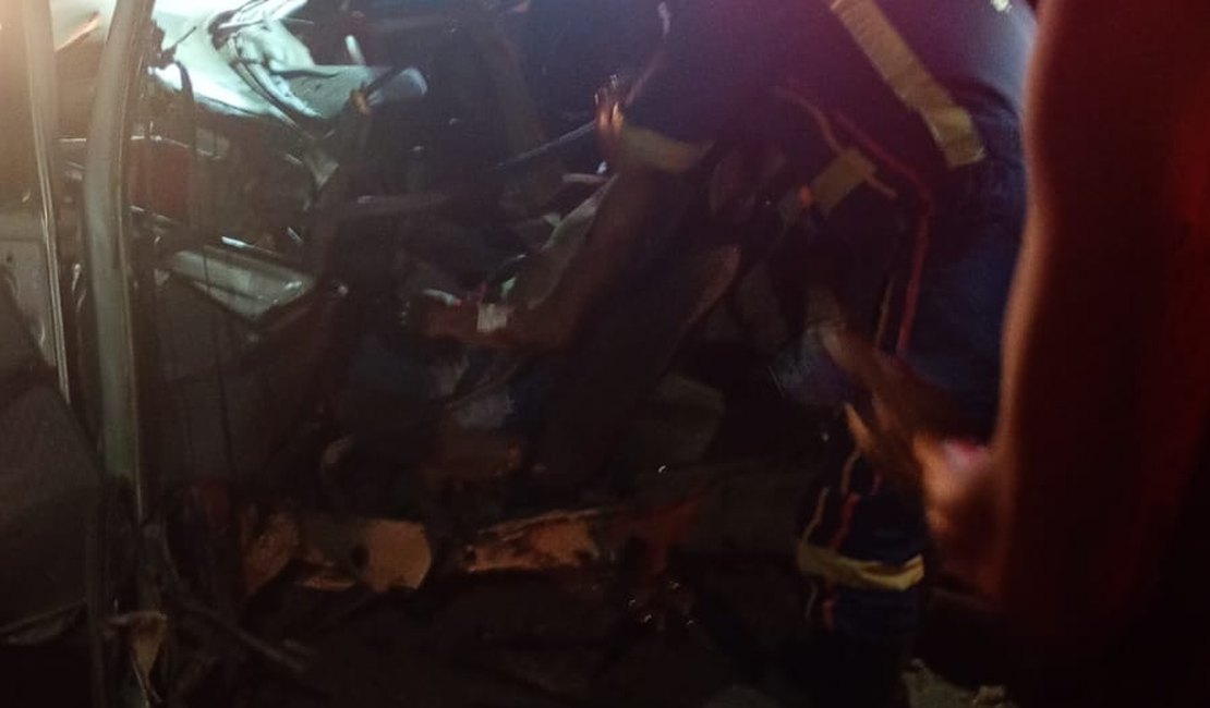 Colisão entre carro e carreta deixa homem preso às ferragens na AL-460 em Porto Calvo