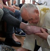 Papa lava os pés de 12 presidiários, um deles brasileiro