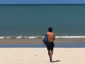 Casal percorre 3 mil quilômetros e recomeça a vida em Maceió; chegada ao mar viraliza