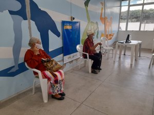 Casal com mais de 90 anos comemora vacinação em Arapiraca