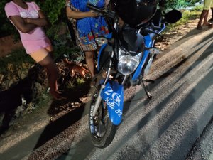 Motociclista invade contramão, colide de frente com outra moto e foge