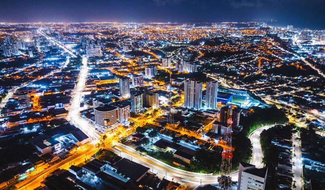 Iluminação em LED em Maceió saltou de 13 mil para 45 mil durante gestão JHC