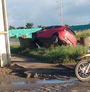 Buraco provoca acidente de trânsito em Arapiraca