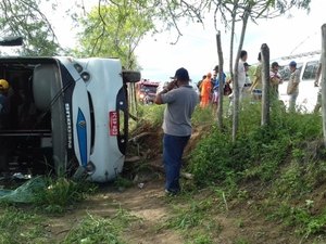 Micro-ônibus tomba e deixa duas pessoas feridas