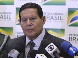 Mourão: Exército vai reforçar ações em praias atingidas por óleo