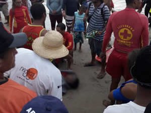 Vítimas de afogamento são regatadas pelo corpo de bombeiros na Praia do Francês