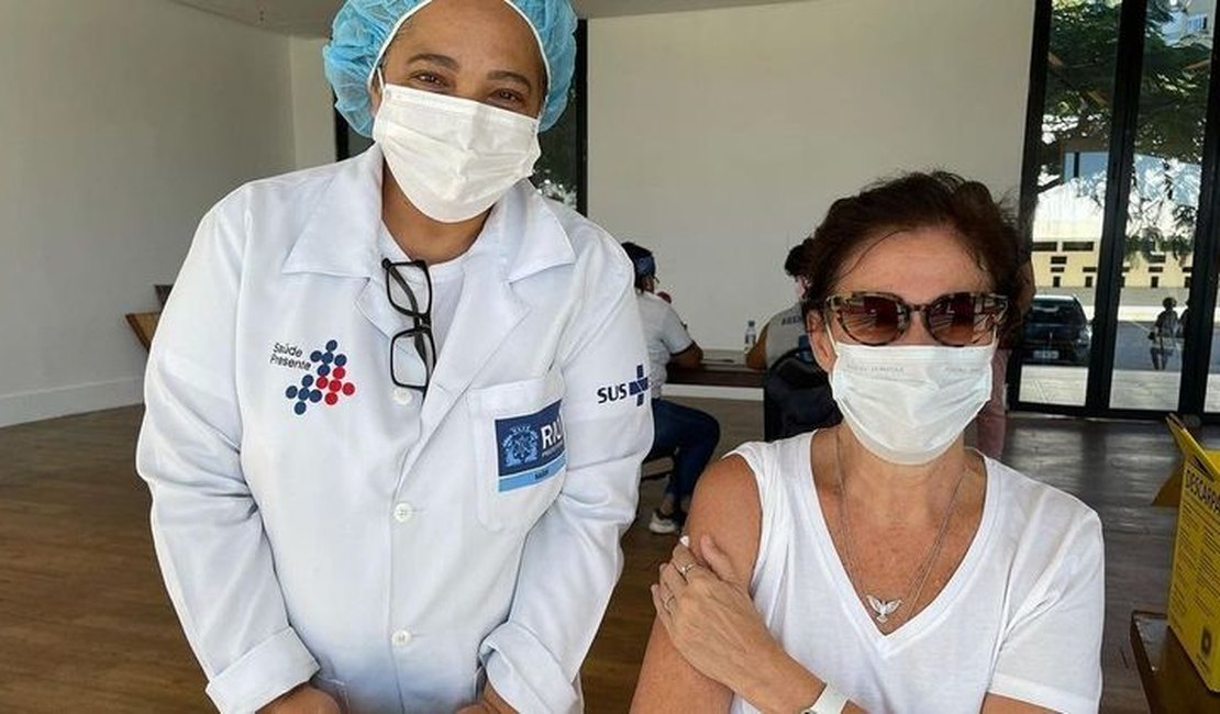 Lilia Cabral recebe 1ª dose da vacina contra covid-19: 'Viva o SUS'