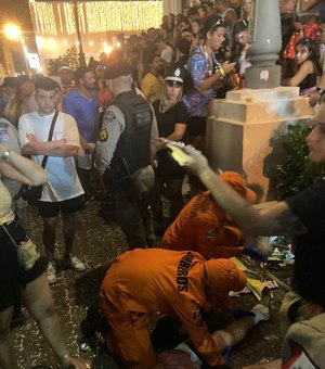 [Vídeo] Folião cai de poste e quebra tornozelo durante folia de rua em Maceió