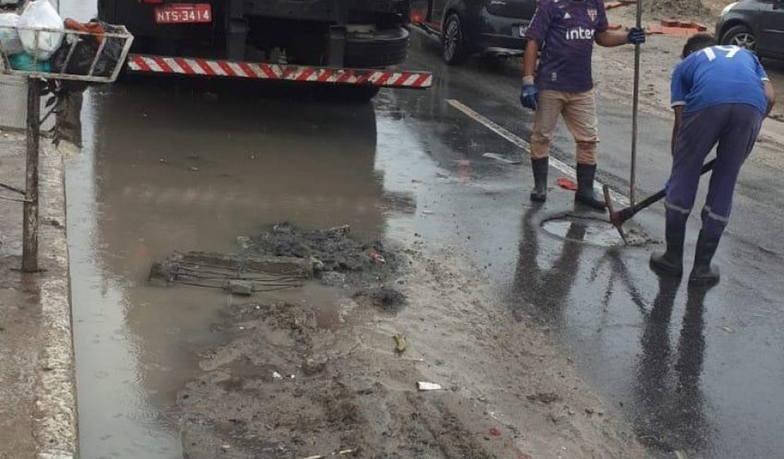 Prefeitura realiza drenagem em ruas alagadas de Maceió