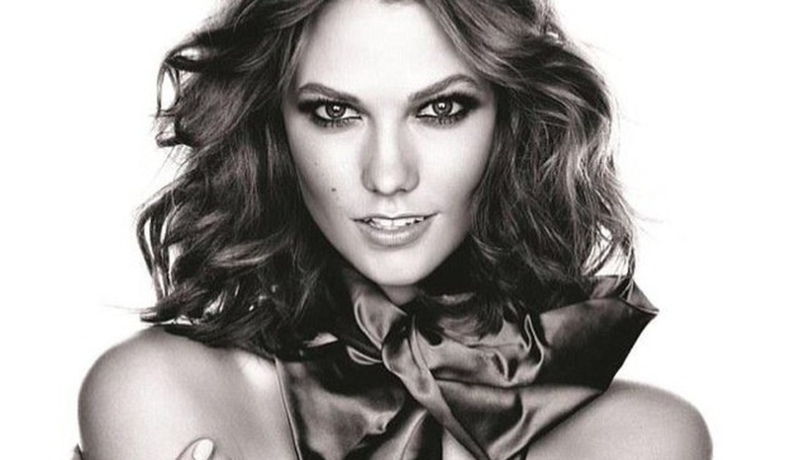 Karlie Kloss é anunciada como porta-voz de gigante de cosméticos