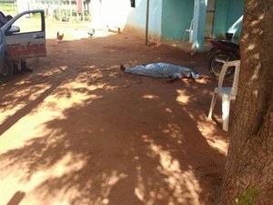 Criminosos mantém família refém e matam casal; crianças foram poupadas