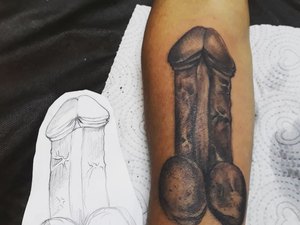 Mulher tatua pênis no braço: 'O corpo é meu'