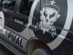 Jovem tenta fugir de blitz em Arapiraca e é flagrado com maconha