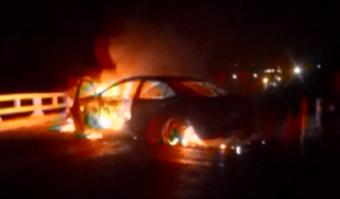 Ação criminosa incendeia veículo e ataca carro-forte em Inhapi