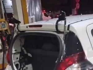 Carro de motorista que levava torcedores do CSA é atacado por torcida organizada rival