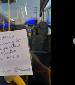 Pedido de emprego colado por pedreiro em ônibus viraliza nas redes sociais