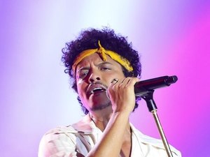 Bruno Mars leva público à loucura ao tocar 'Evidências' em show no The Town; assista!