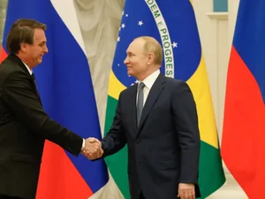 Em telefonema a Bolsonaro, Putin garante envio de fertilizantes ao Brasil