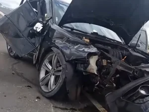 Motorista perde controle e bate carro em mureta na AL-220, em Jacaré dos Homens