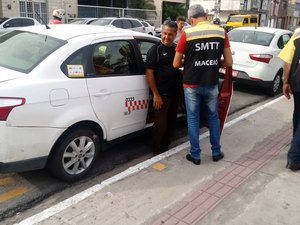 Agentes da SMTT fiscalizam táxis em pontos de Maceió