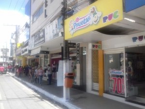 Homem se passa por cliente e furta celular de funcionária