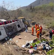 Motorista de ônibus de romeiros fica em estado grave após capotamento na AL-220