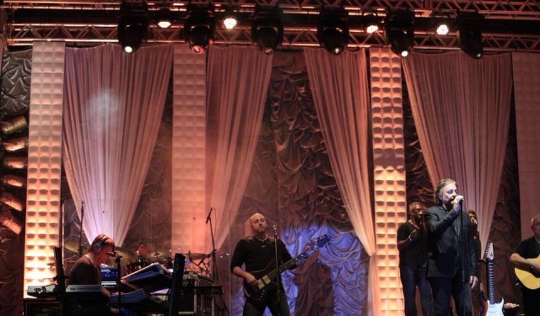 Com casa cheia, show de Fábio Jr. emociona público em Arapiraca