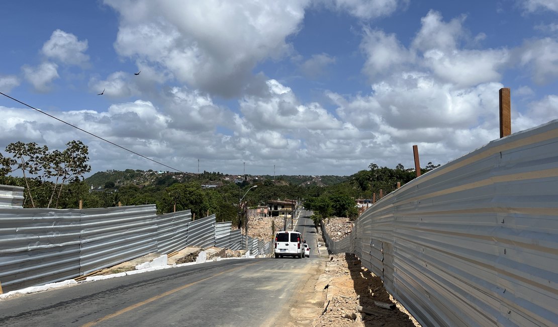 Defesa Civil libera avenida no Pinheiro, interditada para demolição de imóveis