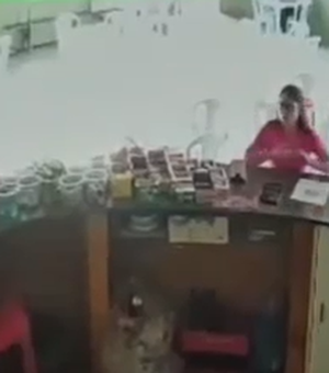 Vídeo mostra mulher pedindo socorro após ser esfaqueada na Uneal, em Arapiraca