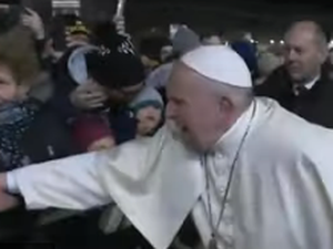 Peregrina deixa Papa irritado com empurrão; assista 