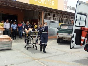 Funcionário é baleado durante assalto a loja de material de construção