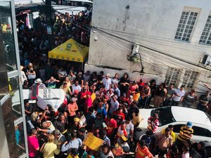 Multidão acompanha na porta Câmara sessão que pode cassar prefeito de Rio Largo