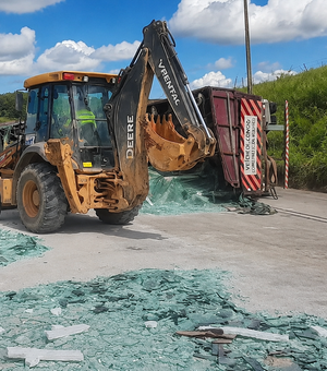 Carreta que transportava vidro tomba e interdita BR-101 em Novo Lino