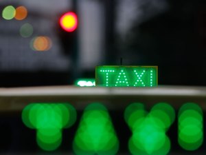 Auxílio Taxista começa a ser pago com parcela dobrada