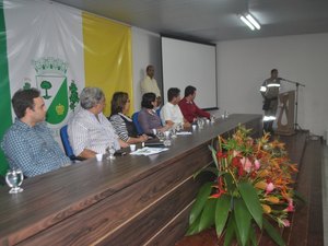 Célia entrega novo uniforme aos agentes de trânsito de Arapiraca