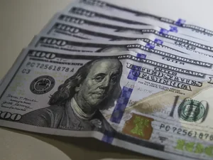 Dólar fecha praticamente estável mesmo com inflação nos EUA