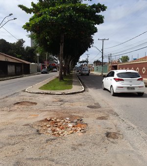 Buracos em retorno para veículos próximo  a SMTT prejudicam o tráfego em Arapiraca