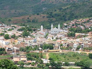 Marido tenta sufocar a esposa e filhos saem de casa para pedir socorro à polícia